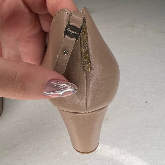 SALVATORE FERRAGAMO WOMENS PEEP TOE WEDGES LIGHT BEIGE SZ 9 - Picture 7 of 10